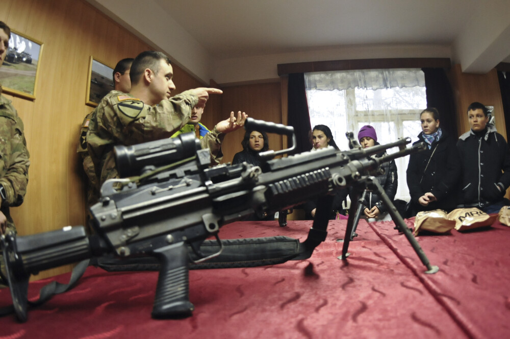 Cele mai noi arme americane, testate de elevi din Romania. GALERIE FOTO. In loc de 