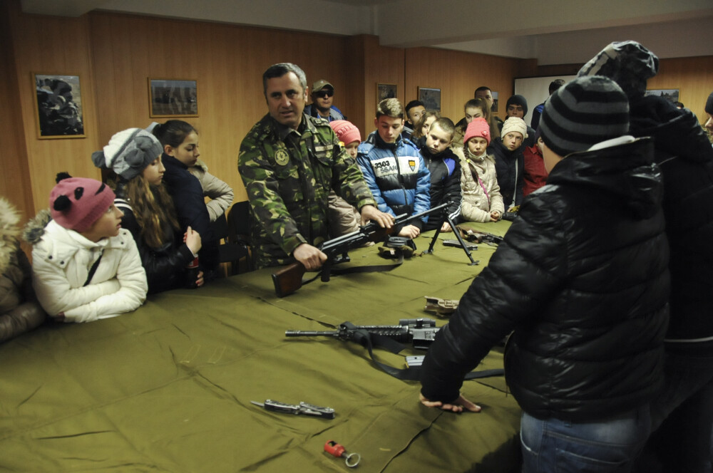 Cele mai noi arme americane, testate de elevi din Romania. GALERIE FOTO. In loc de 
