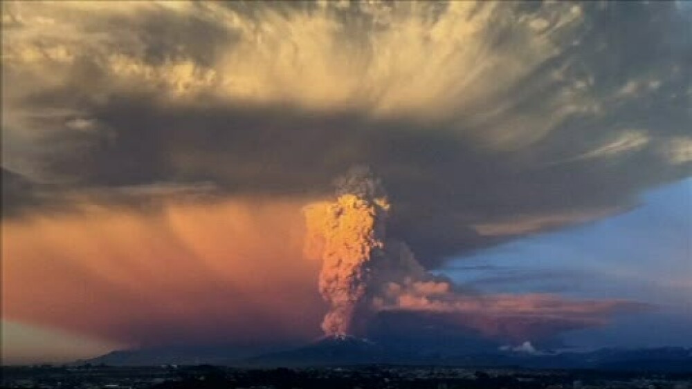 Imagini spectaculoase in sudul Chile, in urma eruptiei Vulcanului Calbuco. Populatia trebuie evacuata - Imaginea 1