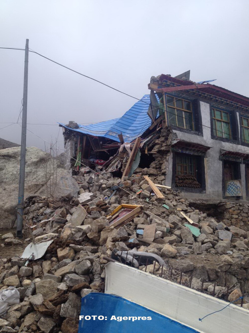 Cladiri istorice distruse, drumuri inchise si sute de morti. GALERIE FOTO cu urmarile devastatoare ale cutremurului din Nepal - Imaginea 2