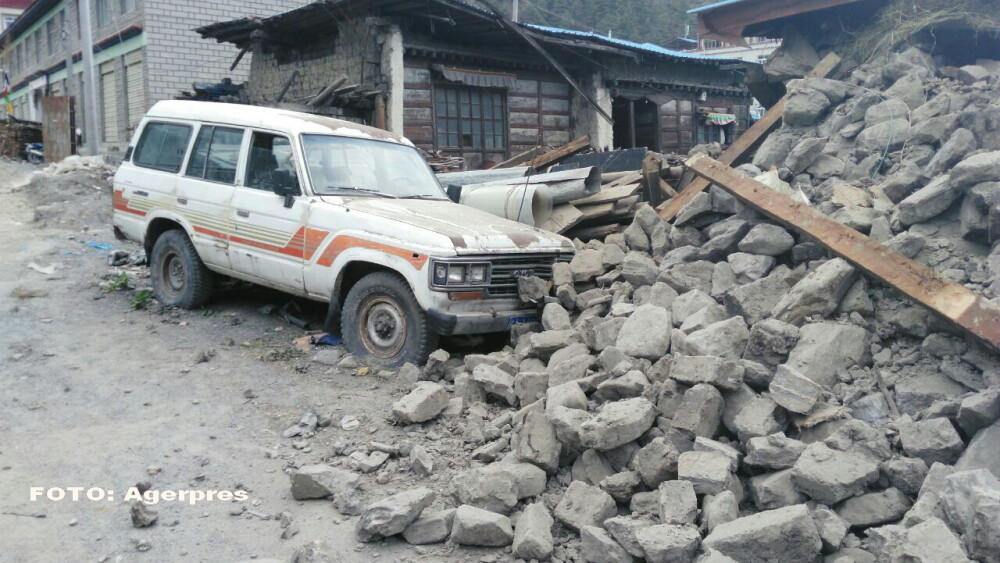 Cladiri istorice distruse, drumuri inchise si sute de morti. GALERIE FOTO cu urmarile devastatoare ale cutremurului din Nepal - Imaginea 3