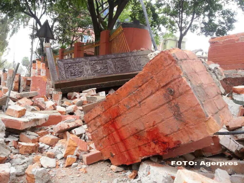 Cladiri istorice distruse, drumuri inchise si sute de morti. GALERIE FOTO cu urmarile devastatoare ale cutremurului din Nepal - Imaginea 6