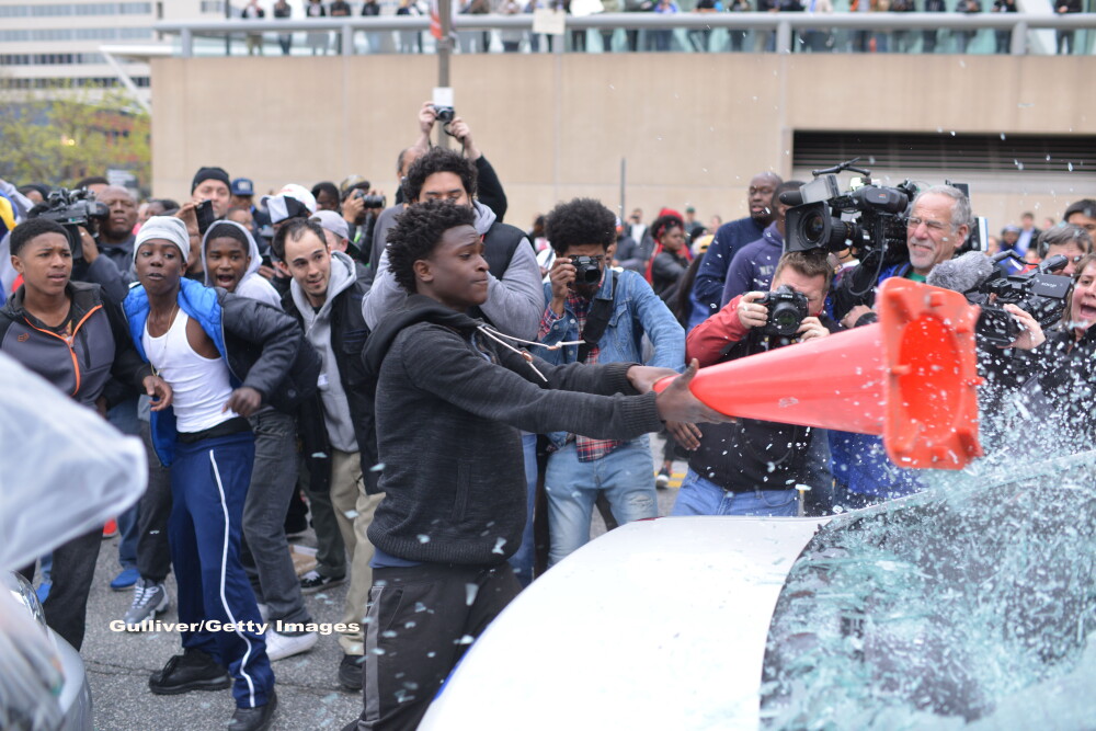 Proteste in SUA. Magazine sparte si politisti raniti, dupa moartea afroamericanului Freddie Gray, intr-o sectie de politie - Imaginea 2