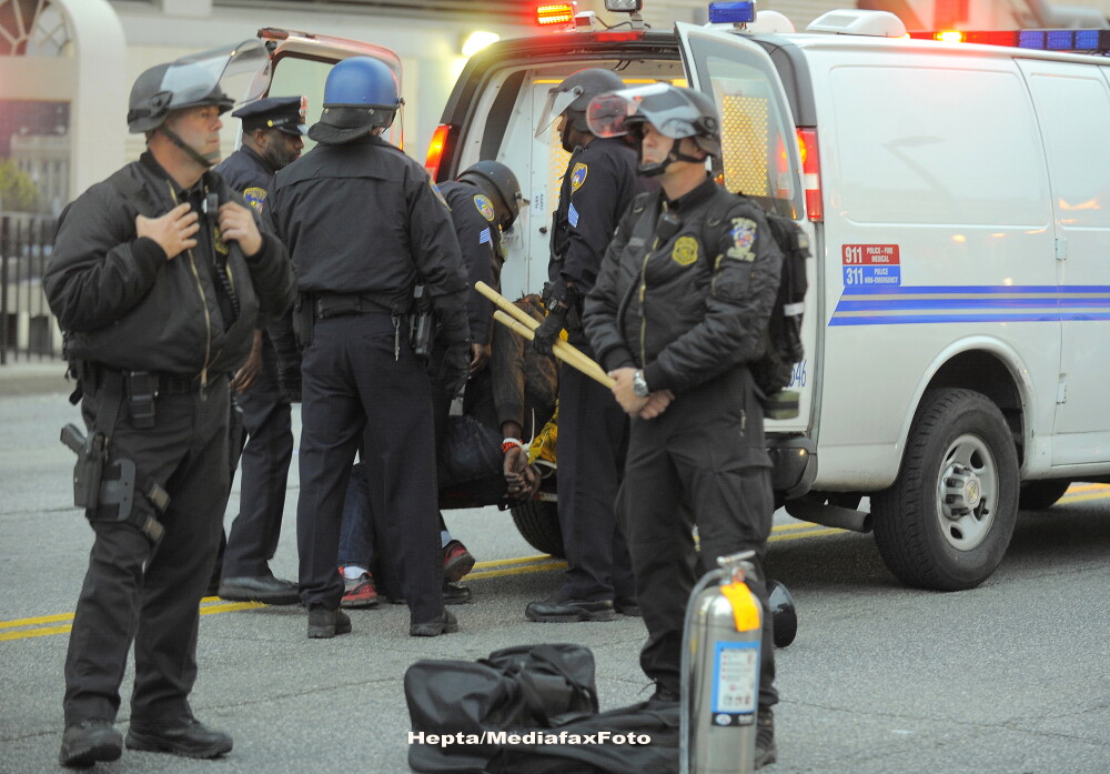 Stare de urgenta in orasul american Baltimore. Peste 200 de persoane au fost arestate in timpul ciocnirilor cu politistii - Imaginea 1