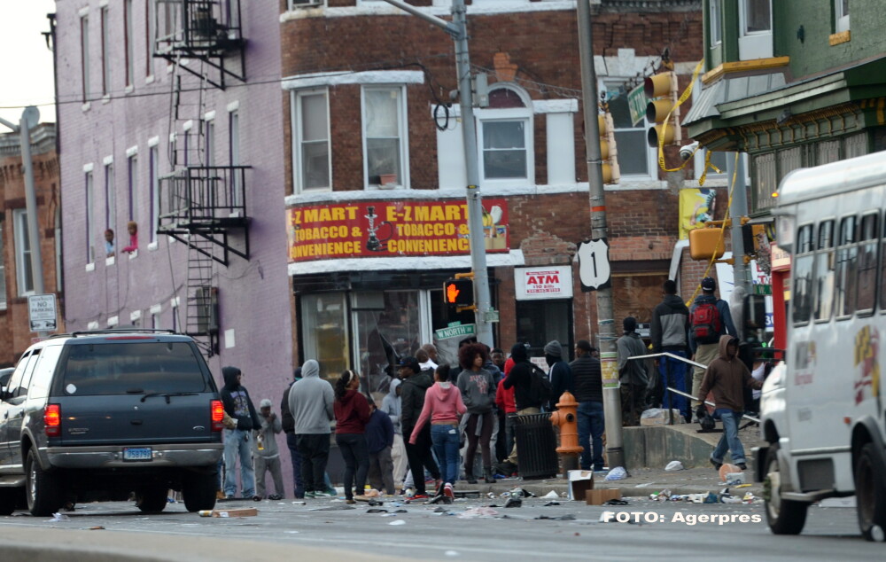 Stare de urgenta in orasul american Baltimore. Peste 200 de persoane au fost arestate in timpul ciocnirilor cu politistii - Imaginea 2