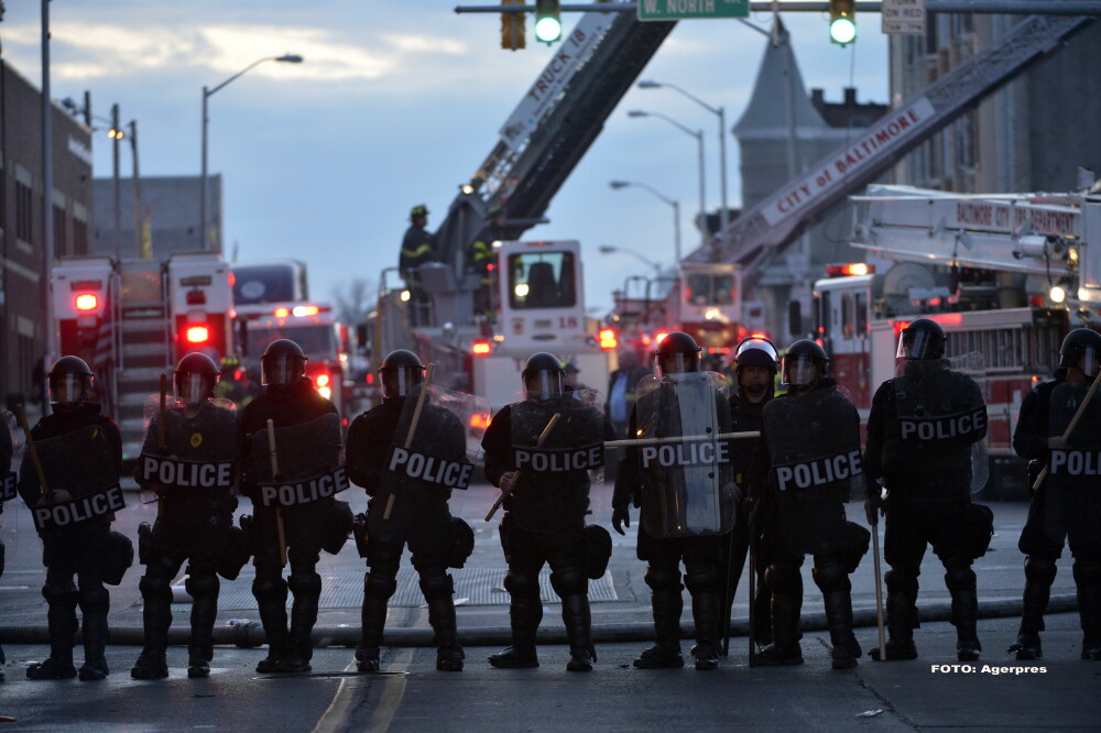 Stare de urgenta in orasul american Baltimore. Peste 200 de persoane au fost arestate in timpul ciocnirilor cu politistii - Imaginea 3
