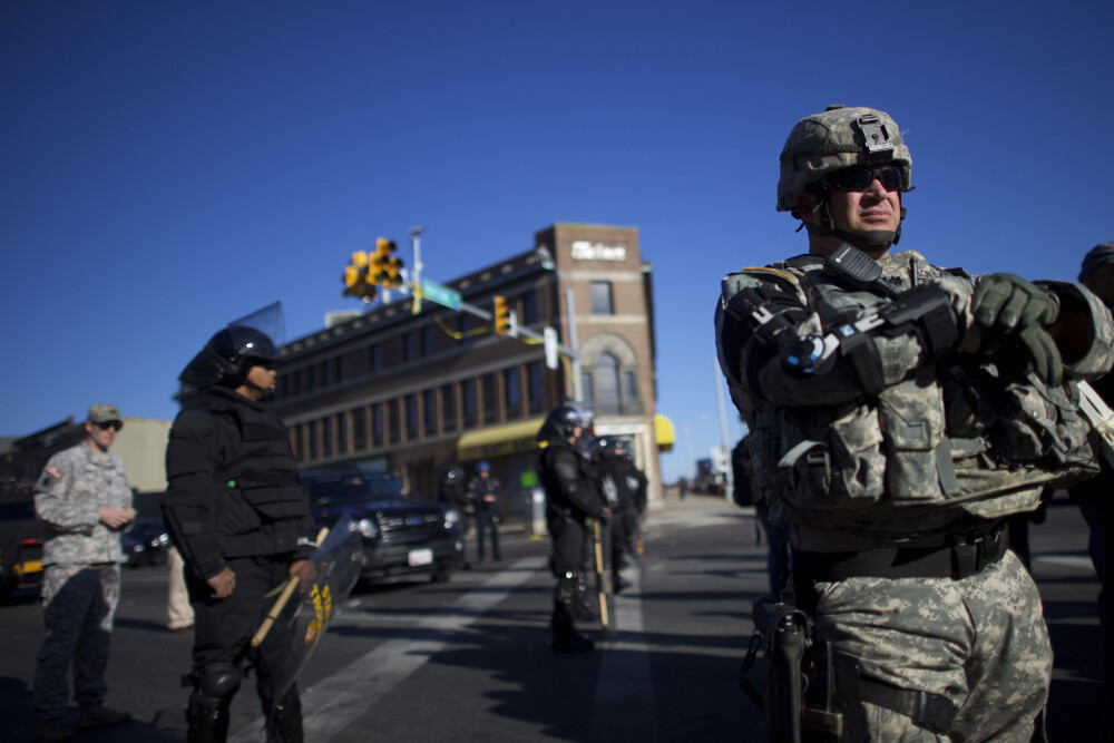 Stare de urgenta in orasul american Baltimore. Peste 200 de persoane au fost arestate in timpul ciocnirilor cu politistii - Imaginea 5