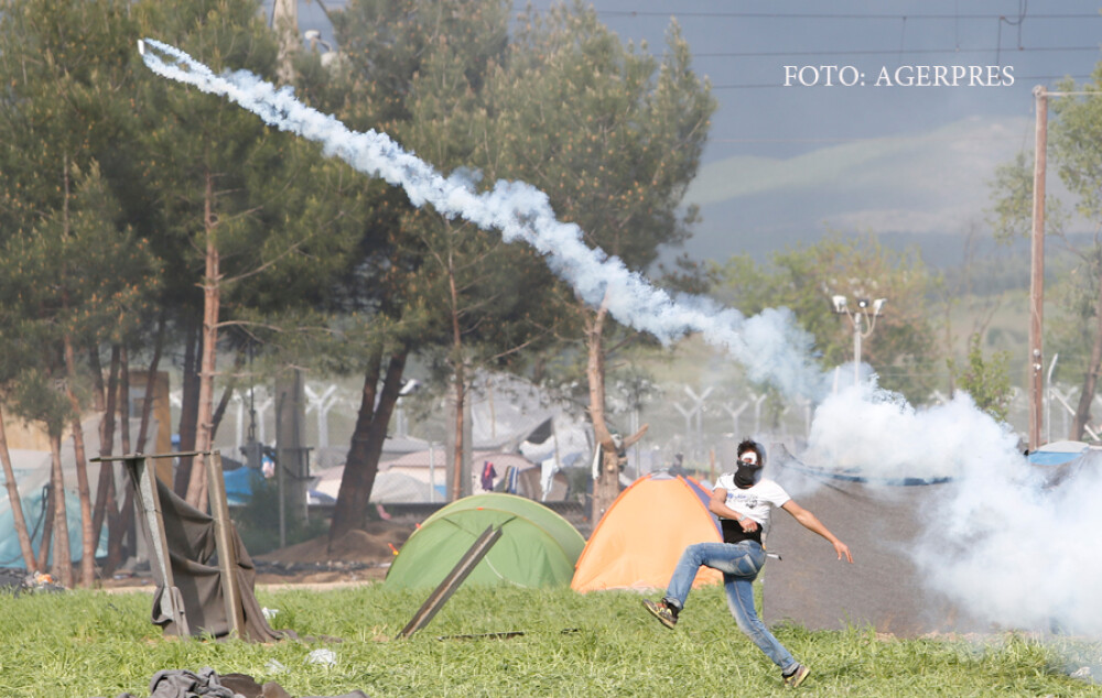 Scene de razboi la frontiera intre Grecia si Macedonia. Sute de migranti au fost raniti in luptele cu politia. FOTO si VIDEO - Imaginea 1