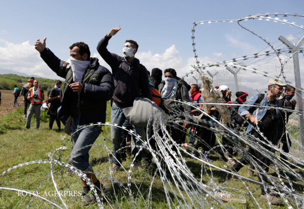 Scene de razboi la frontiera intre Grecia si Macedonia. Sute de migranti au fost raniti in luptele cu politia. FOTO si VIDEO - Imaginea 4
