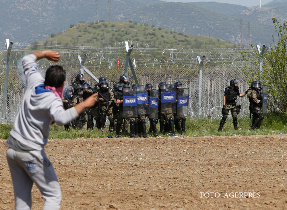 Scene de razboi la frontiera intre Grecia si Macedonia. Sute de migranti au fost raniti in luptele cu politia. FOTO si VIDEO - Imaginea 5