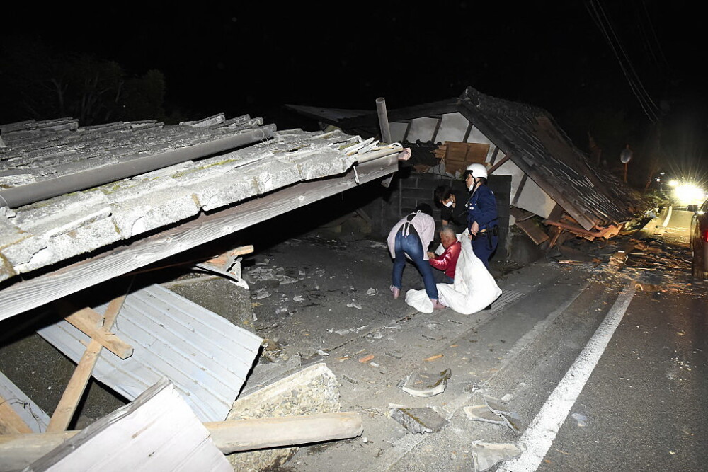 Cutremur cu magnitudinea de 6,5 in Japonia. Bilant provizoriu: doi morti si 400 de raniti - Imaginea 1