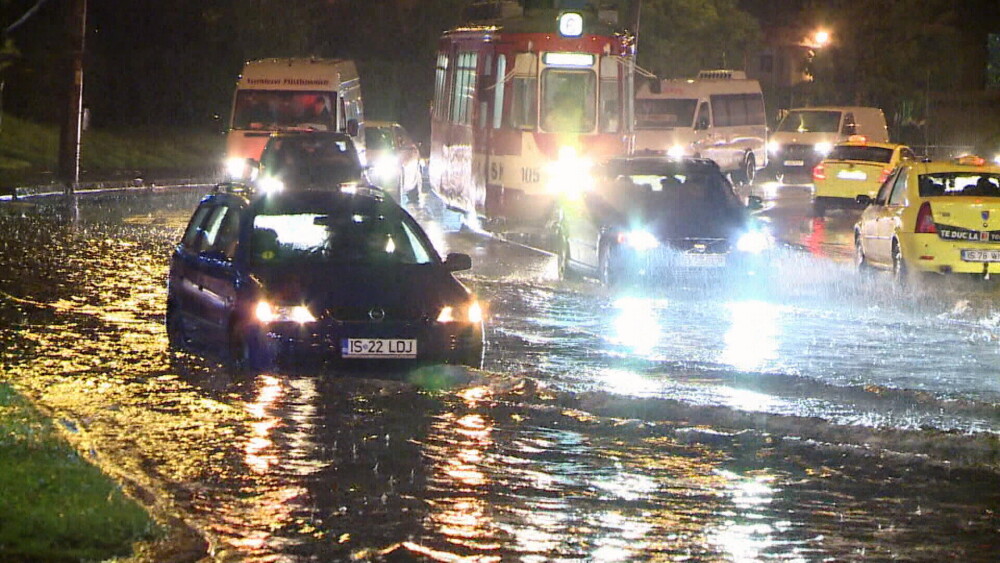 Imagini dramatice la Iasi, unde cartiere intregi au fost inundate. Un batran a fost tras cu forta in apa de viitura - Imaginea 1