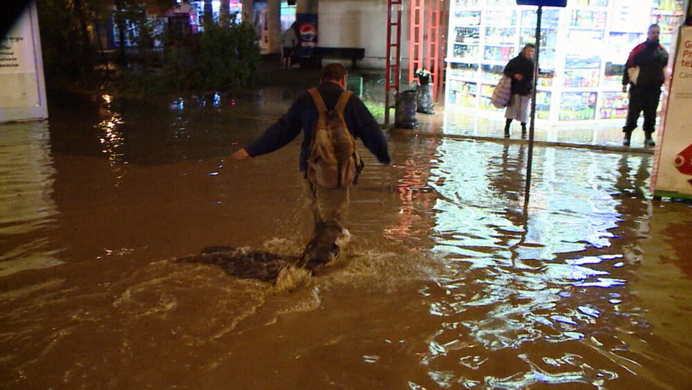 Imagini dramatice la Iasi, unde cartiere intregi au fost inundate. Un batran a fost tras cu forta in apa de viitura - Imaginea 2