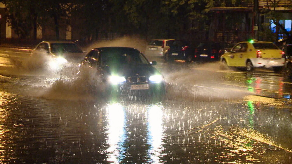 Imagini dramatice la Iasi, unde cartiere intregi au fost inundate. Un batran a fost tras cu forta in apa de viitura - Imaginea 3