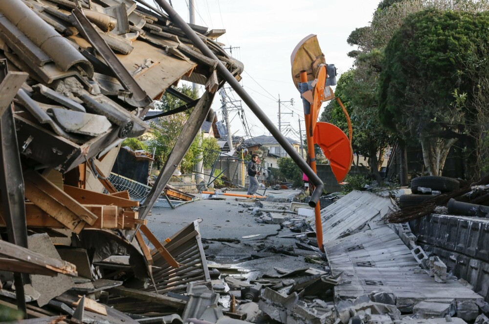 Bilantul cutremurelor devastatoare din Japonia a urcat la 32 de morti si 2.000 de raniti. Versantul unui munte s-a prabusit - Imaginea 6