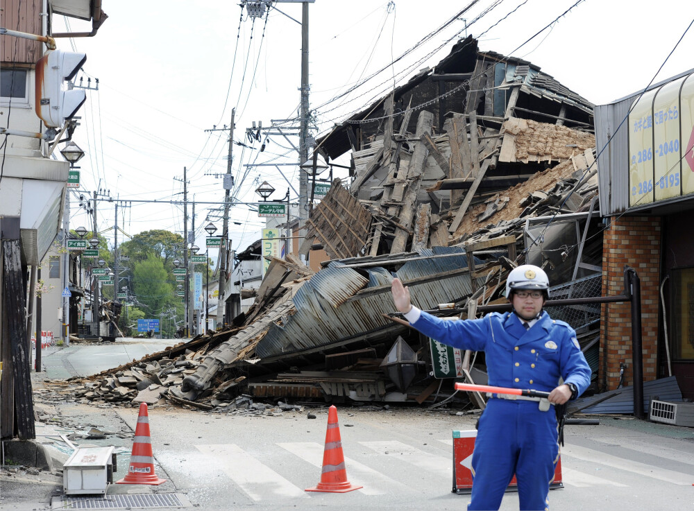 Bilantul cutremurelor devastatoare din Japonia a urcat la 32 de morti si 2.000 de raniti. Versantul unui munte s-a prabusit - Imaginea 4