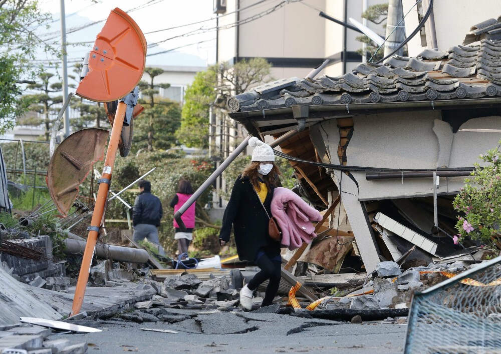 Bilantul cutremurelor devastatoare din Japonia a urcat la 32 de morti si 2.000 de raniti. Versantul unui munte s-a prabusit - Imaginea 1