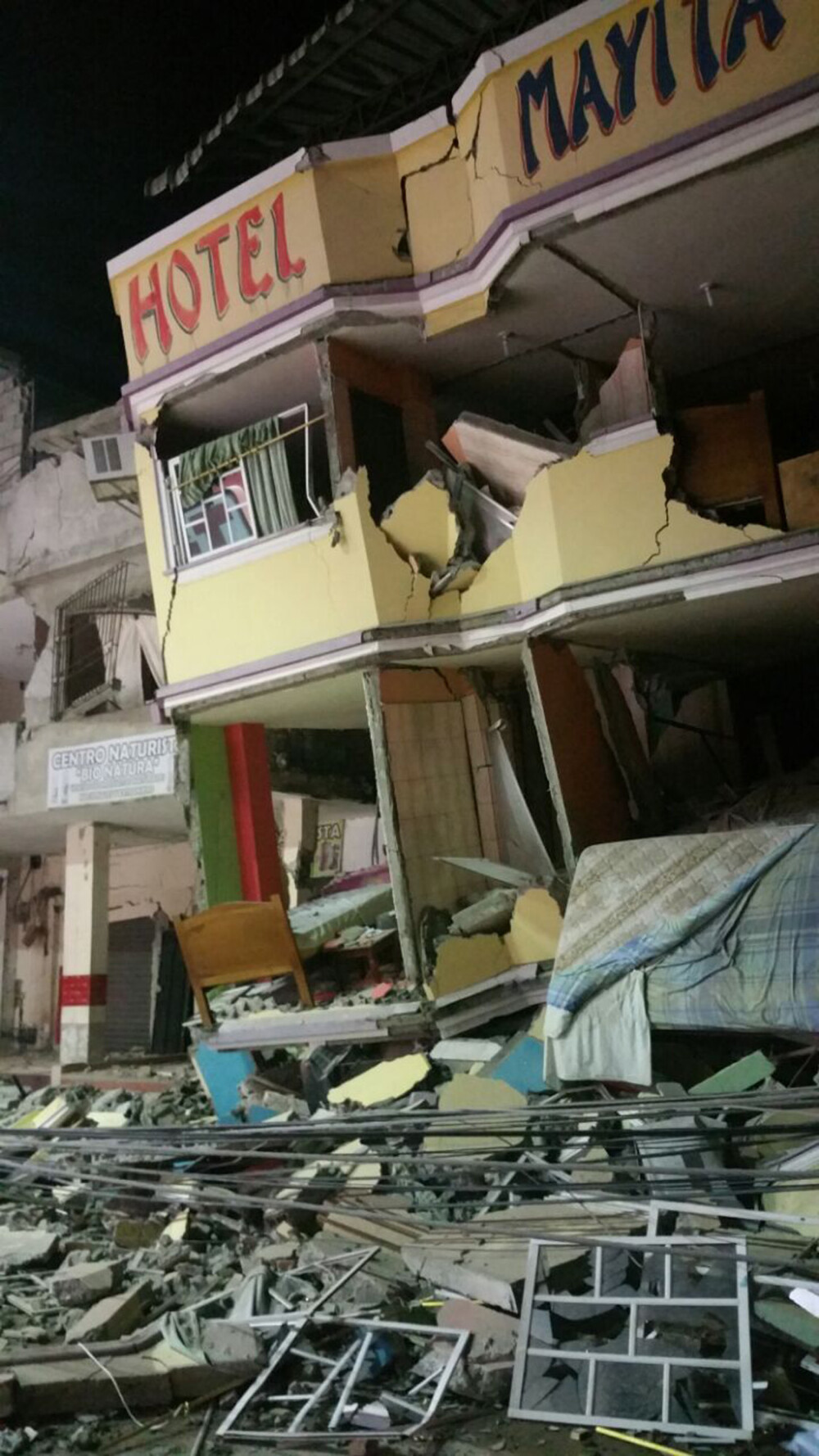 Momentul in care seismul a lovit Ecuadorul, filmat. Oamenii alearga disperati dintr-un mall, un pod s-a prabusit. VIDEO - Imaginea 4