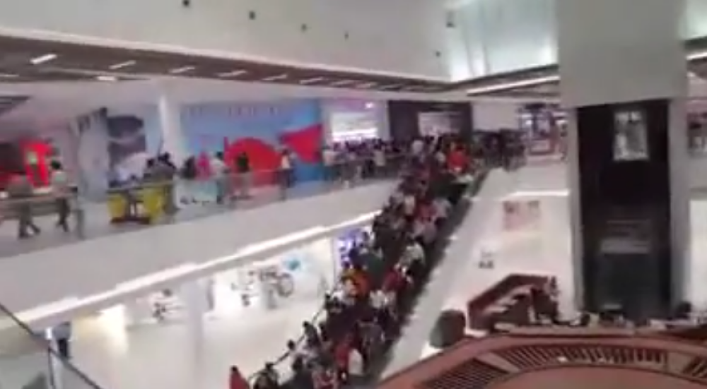 Momentul in care seismul a lovit Ecuadorul, filmat. Oamenii alearga disperati dintr-un mall, un pod s-a prabusit. VIDEO - Imaginea 6
