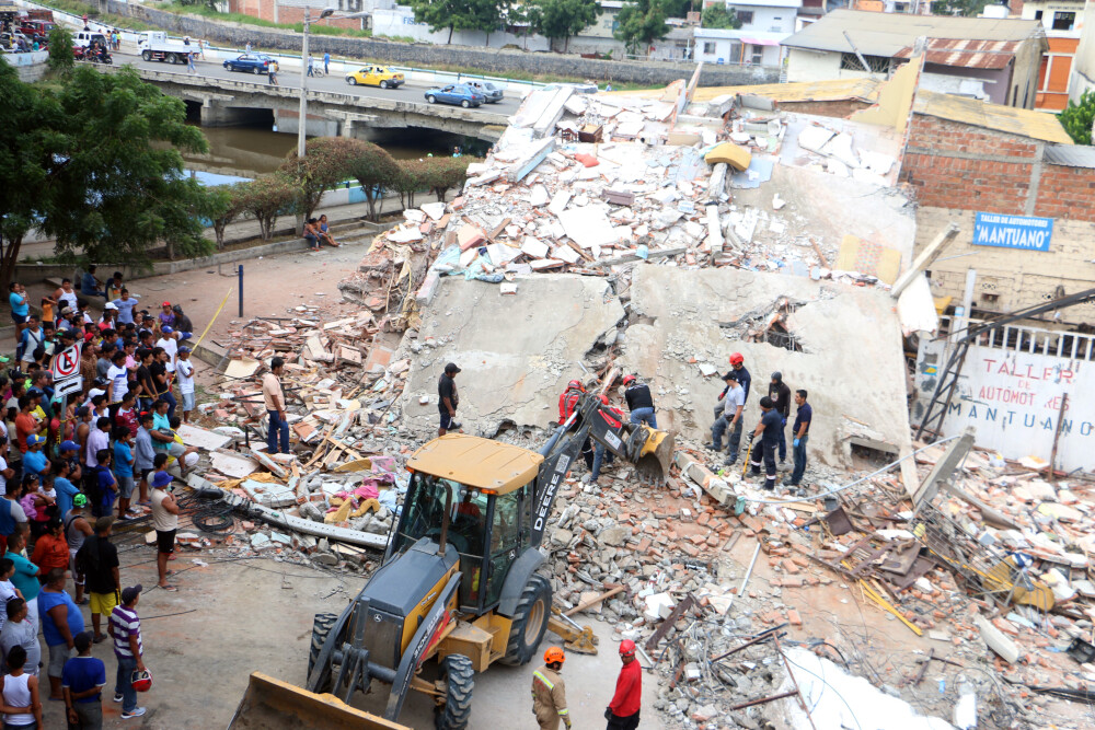 Bilantul seismului din Ecuador a ajuns la 350 de morti si 1.500 de raniti. O localitate a fost distrusa in proportie de 90% - Imaginea 2