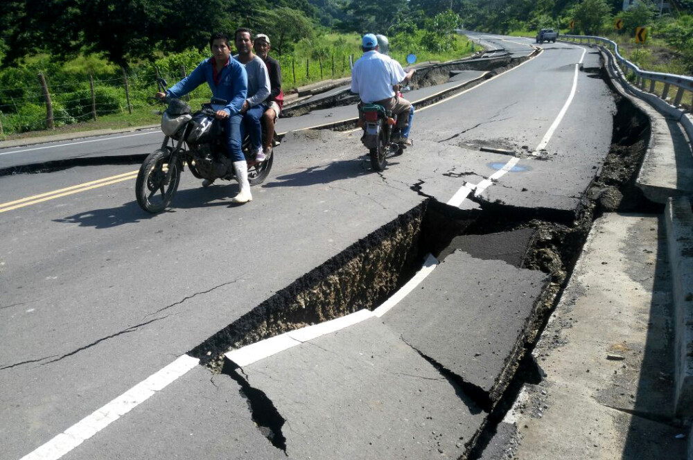 Bilantul seismului din Ecuador a ajuns la 350 de morti si 1.500 de raniti. O localitate a fost distrusa in proportie de 90% - Imaginea 3