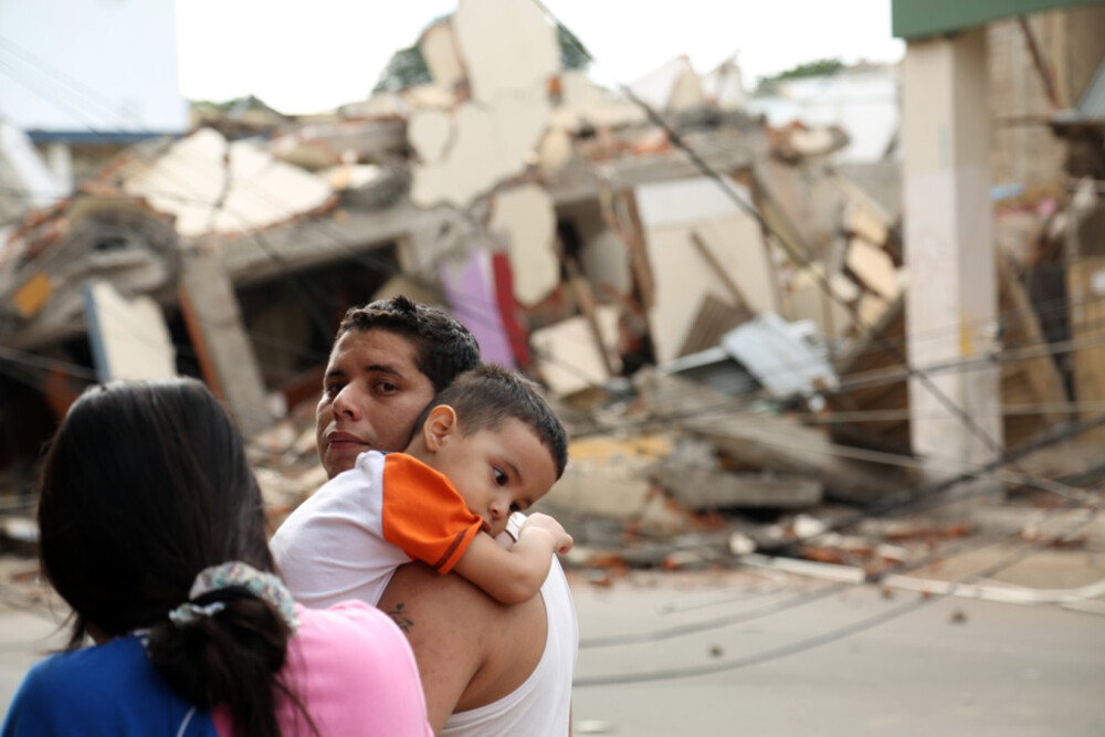 Bilantul seismului din Ecuador a ajuns la 350 de morti si 1.500 de raniti. O localitate a fost distrusa in proportie de 90% - Imaginea 4