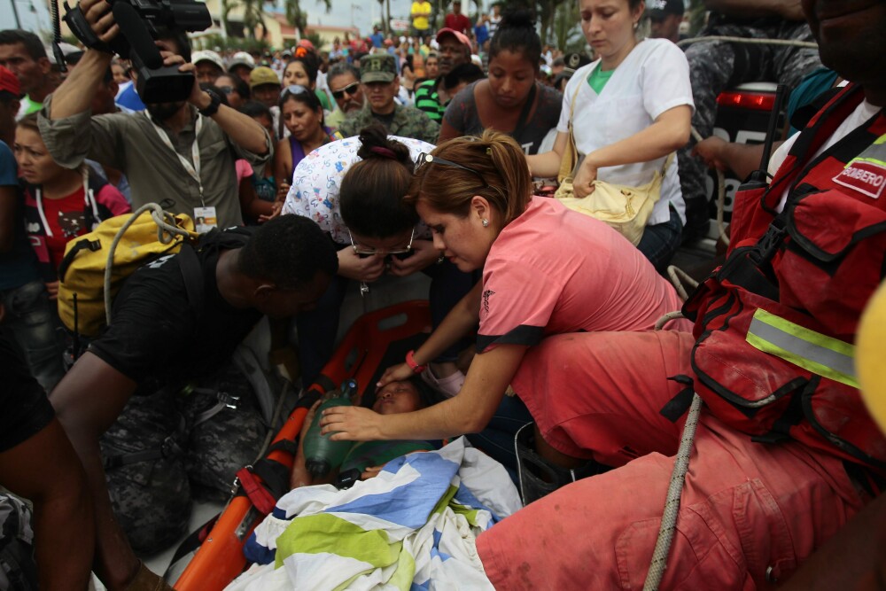 Bilantul seismului din Ecuador a ajuns la 350 de morti si 1.500 de raniti. O localitate a fost distrusa in proportie de 90% - Imaginea 6