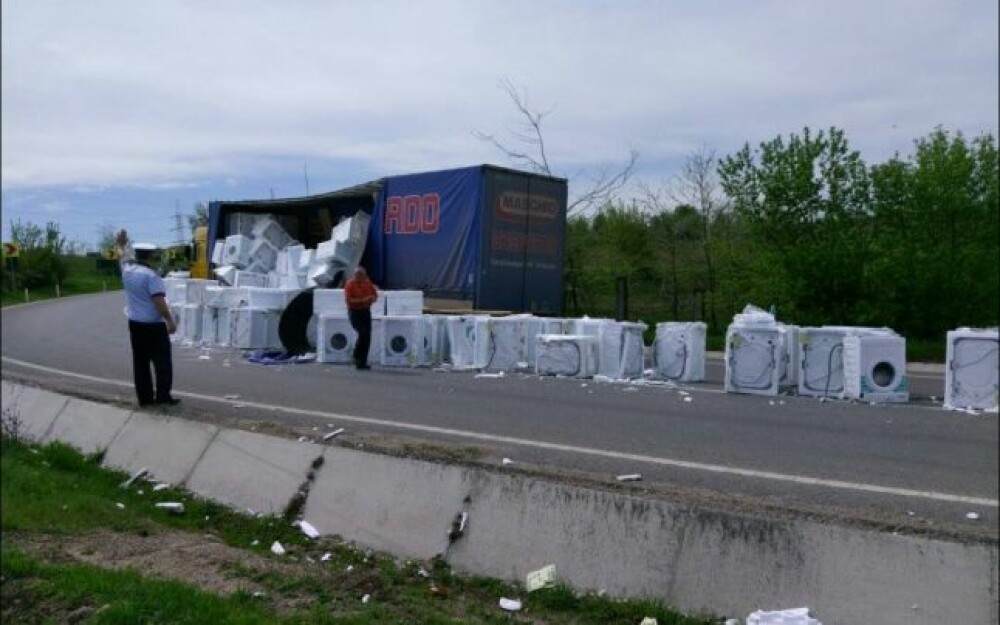 Zeci de masini de spalat cazute dintr-un TIR, in Vaslui, dupa un accident rutier. GALERIE FOTO - Imaginea 1