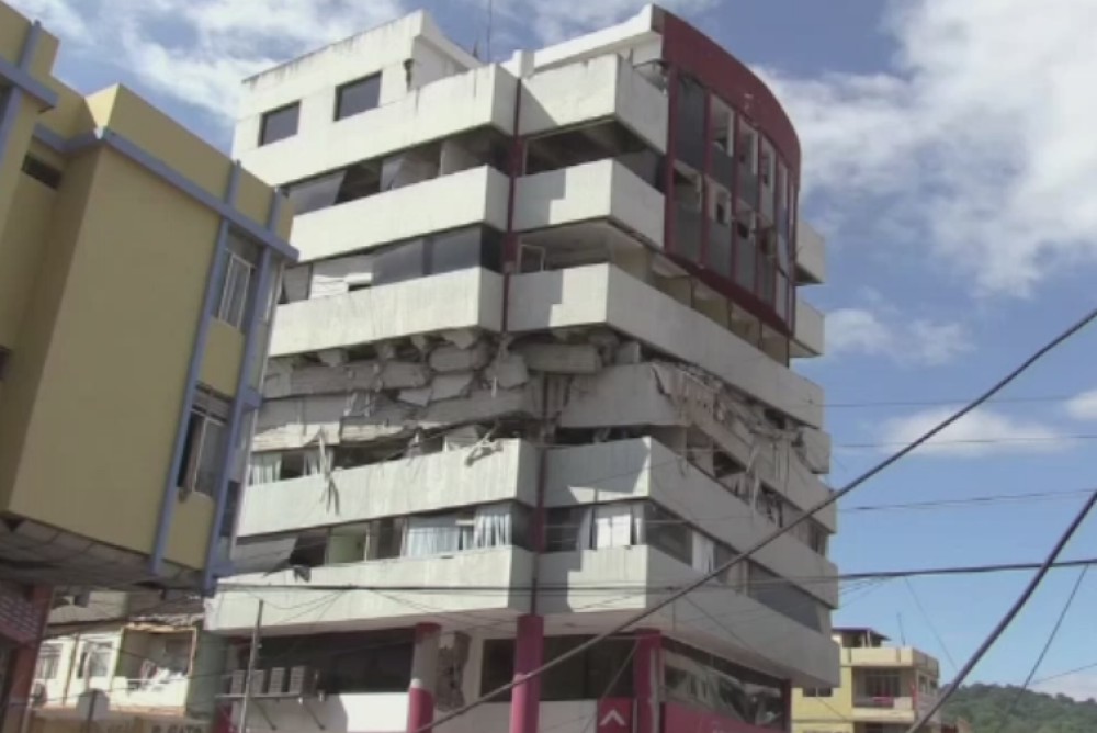 Bilantul seismului din Ecuador a ajuns la 350 de morti si 1.500 de raniti. O localitate a fost distrusa in proportie de 90% - Imaginea 7