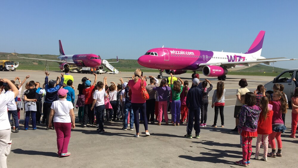 Aeroportul International „Avram Iancu” Cluj si-a deschis portile pentru programul scolar „Scoala Altfel” - Imaginea 1