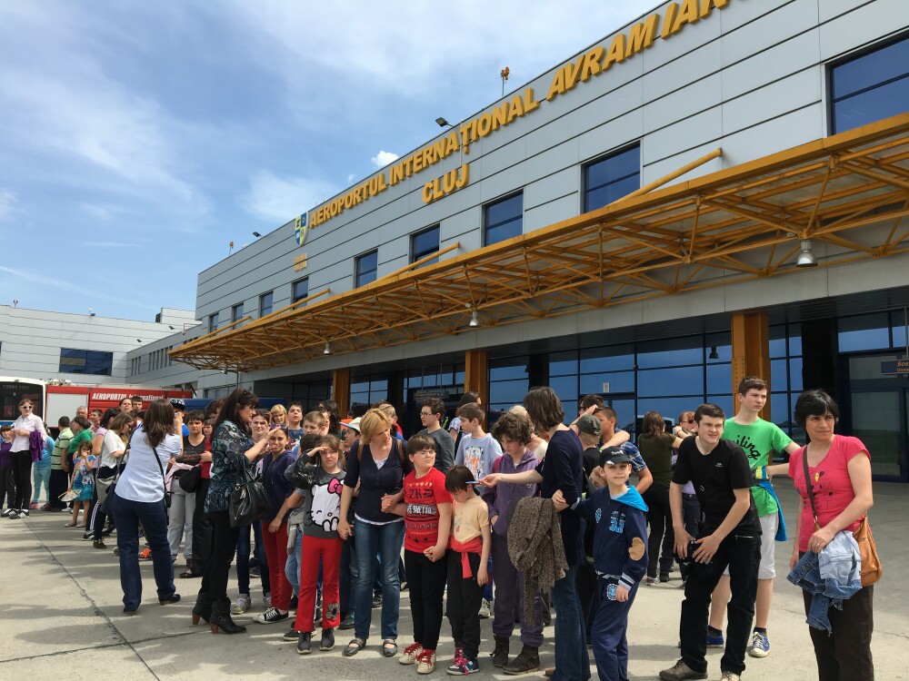 Aeroportul International „Avram Iancu” Cluj si-a deschis portile pentru programul scolar „Scoala Altfel” - Imaginea 2