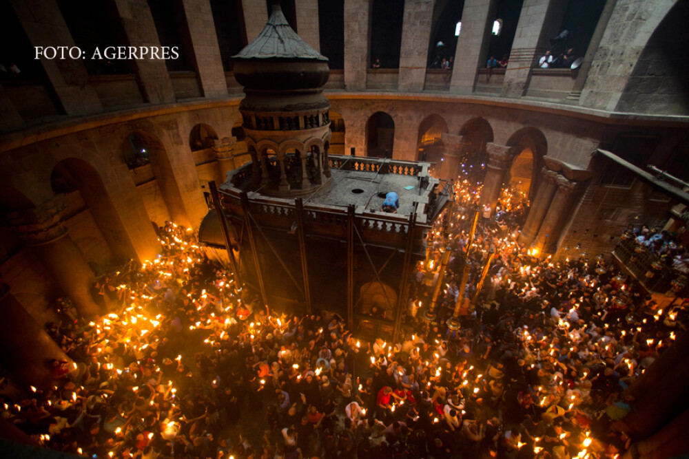Lumina Sfanta de la Ierusalim a ajuns in Romania. Momentul in care s-a aprins a fost filmat - Imaginea 1