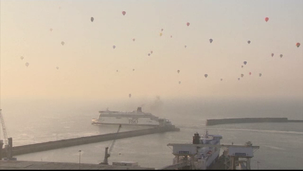 Canalul Manecii, traversat de mai multi britanci in 80 de baloane cu aer cald. Cine i-a asteptat cand au ajuns in Franta.FOTO - Imaginea 2
