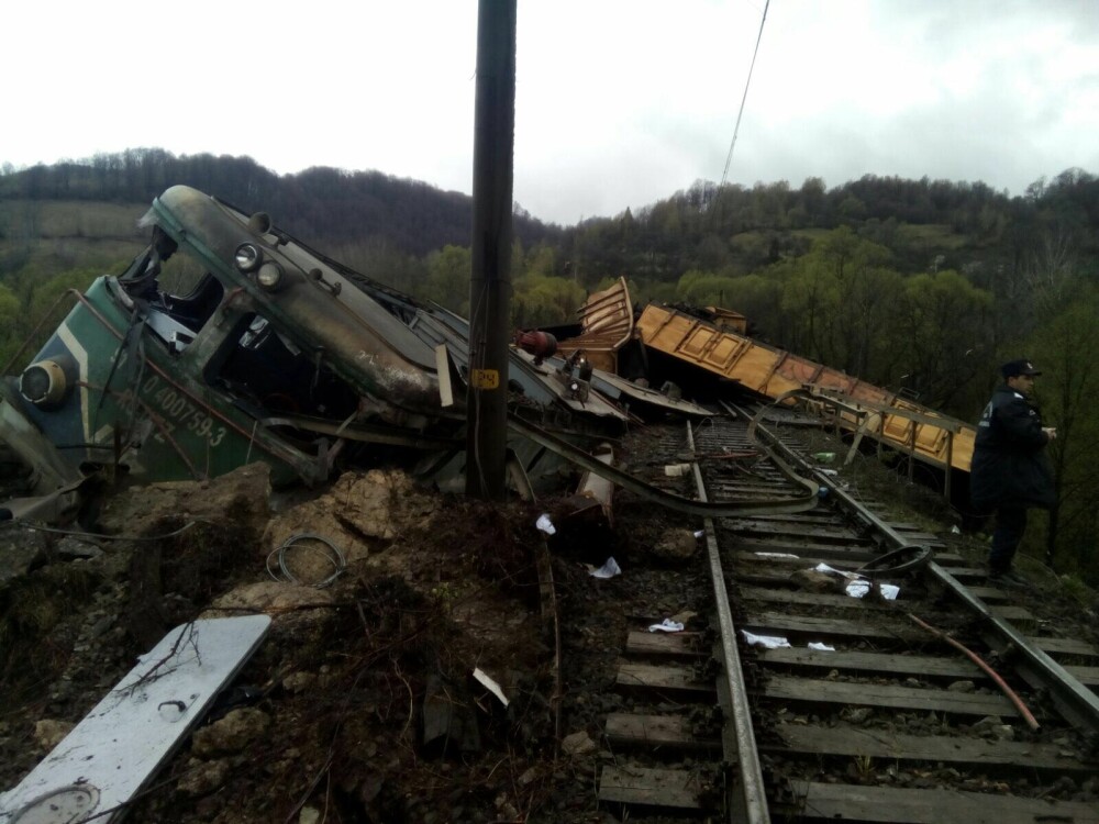 Un tren a deraiat in Hunedoara si a cazut intr-o rapa de 10 metri. Doua persoane au murit pe loc in accident - Imaginea 1