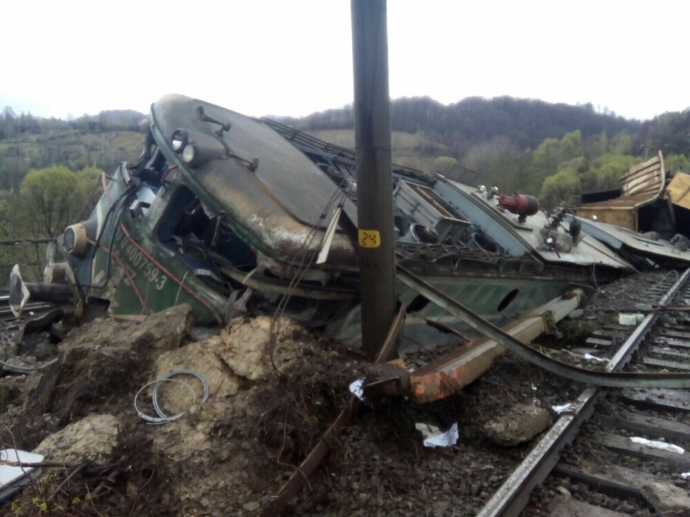 Un tren a deraiat in Hunedoara si a cazut intr-o rapa de 10 metri. Doua persoane au murit pe loc in accident - Imaginea 2