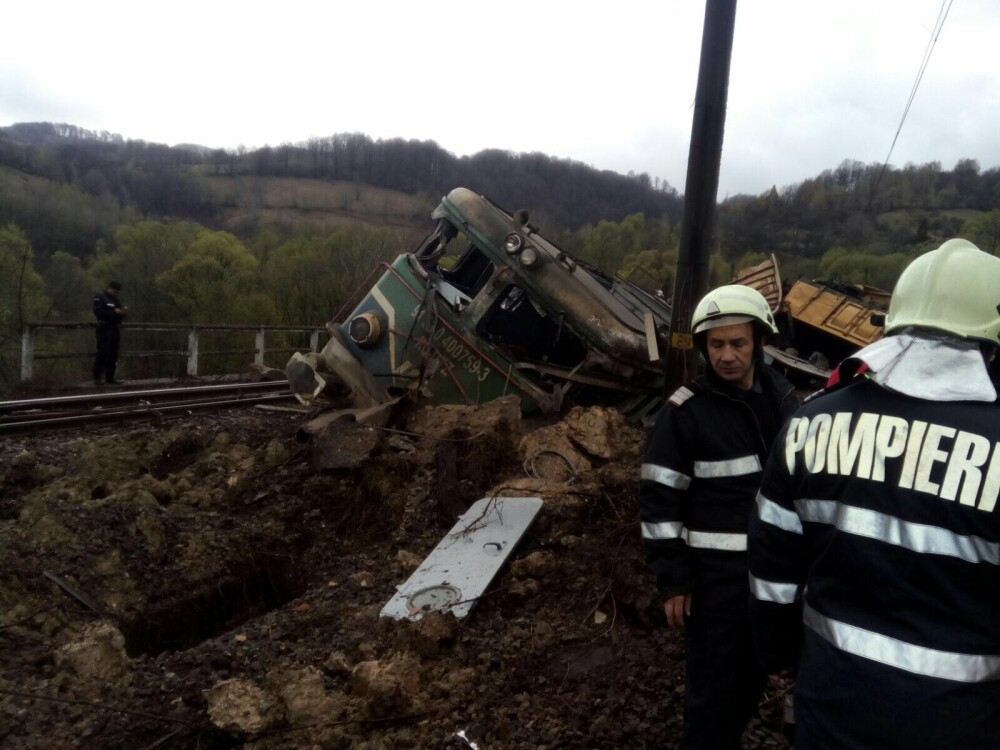 Un tren a deraiat in Hunedoara si a cazut intr-o rapa de 10 metri. Doua persoane au murit pe loc in accident - Imaginea 3