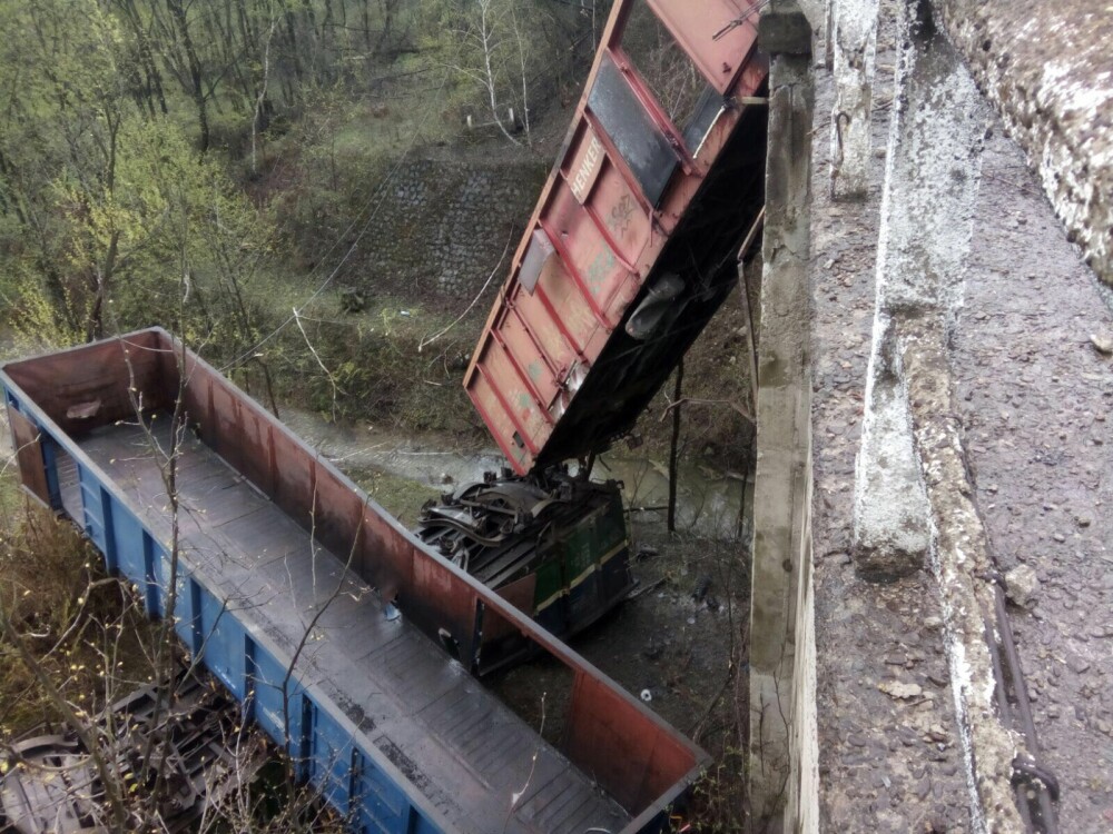 Un tren a deraiat in Hunedoara si a cazut intr-o rapa de 10 metri. Doua persoane au murit pe loc in accident - Imaginea 4