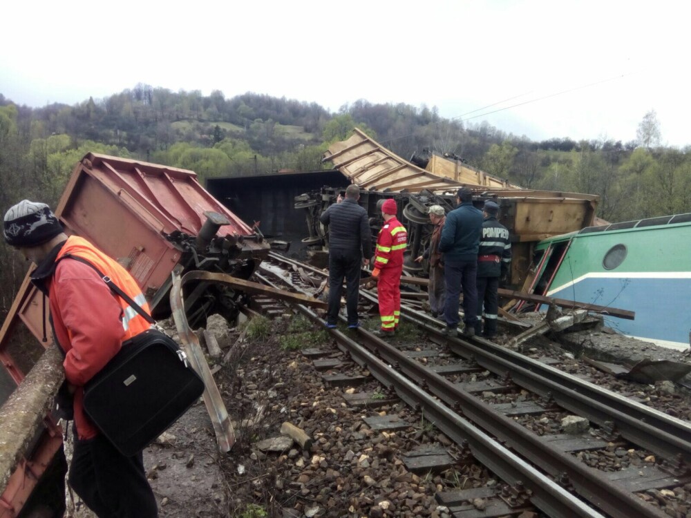 Un tren a deraiat in Hunedoara si a cazut intr-o rapa de 10 metri. Doua persoane au murit pe loc in accident - Imaginea 5