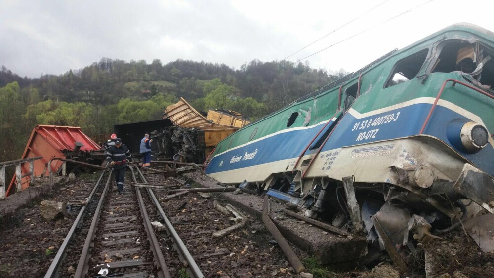 Un tren a deraiat in Hunedoara si a cazut intr-o rapa de 10 metri. Doua persoane au murit pe loc in accident - Imaginea 6