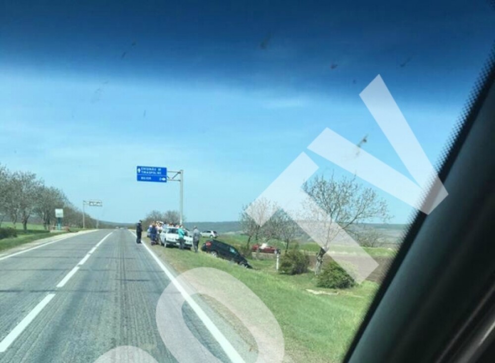 Accident grav pe un drum din R. Moldova. Martorii au ramas blocati cand au vazut cine era la volanul masinii. GALERIE FOTO - Imaginea 1