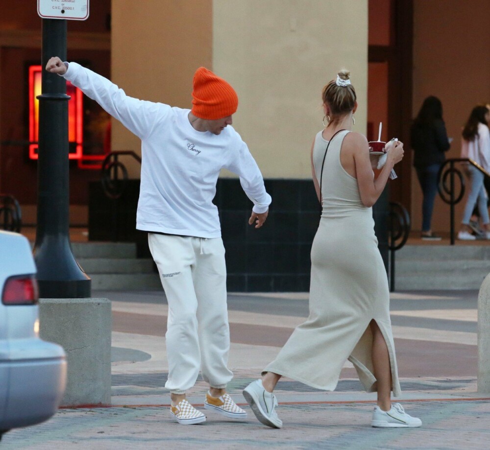 Justin Bieber, surprins lovindu-și soția în public. GALERIE FOTO - Imaginea 6