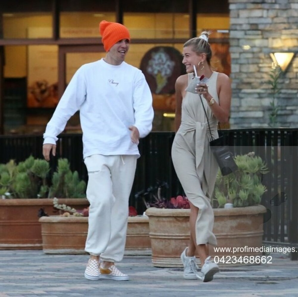 Justin Bieber, surprins lovindu-și soția în public. GALERIE FOTO - Imaginea 4