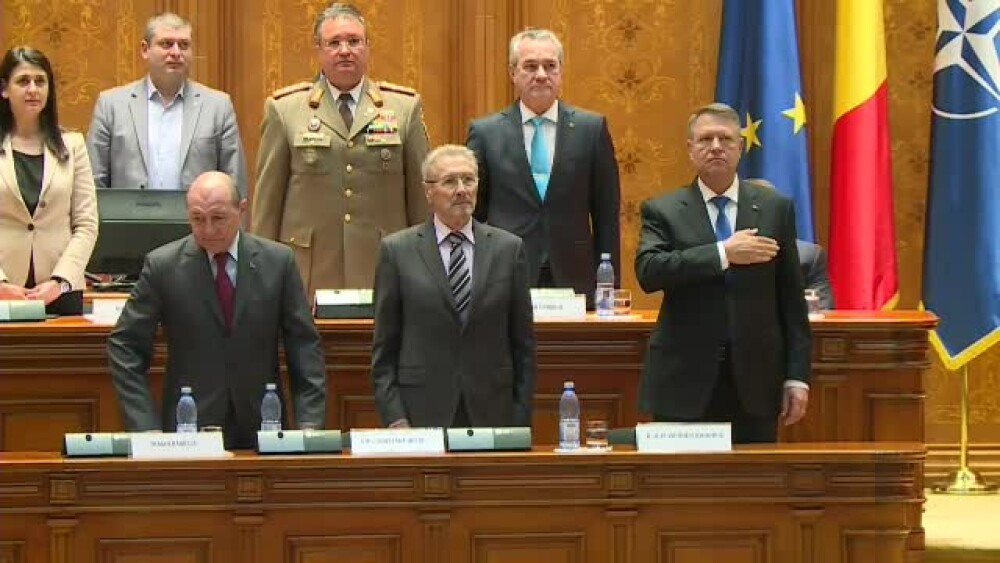 Iohannis, aplaudat și huiduit în Parlament, în ședința solemnă. Dăncilă: ”Îmi cer scuze” - Imaginea 2