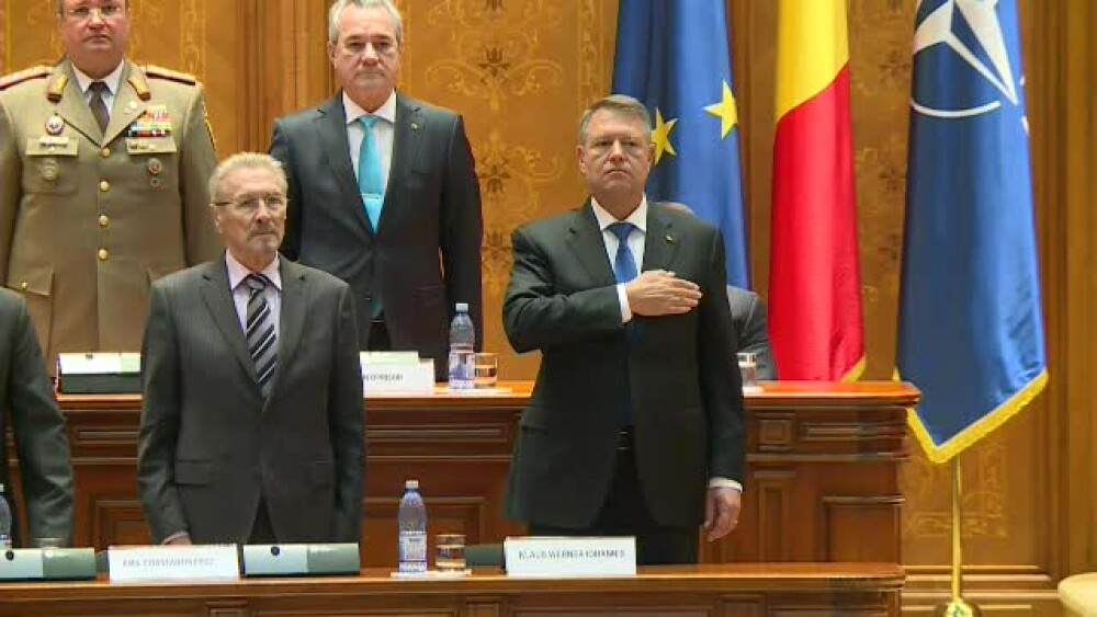 Iohannis, aplaudat și huiduit în Parlament, în ședința solemnă. Dăncilă: ”Îmi cer scuze” - Imaginea 3