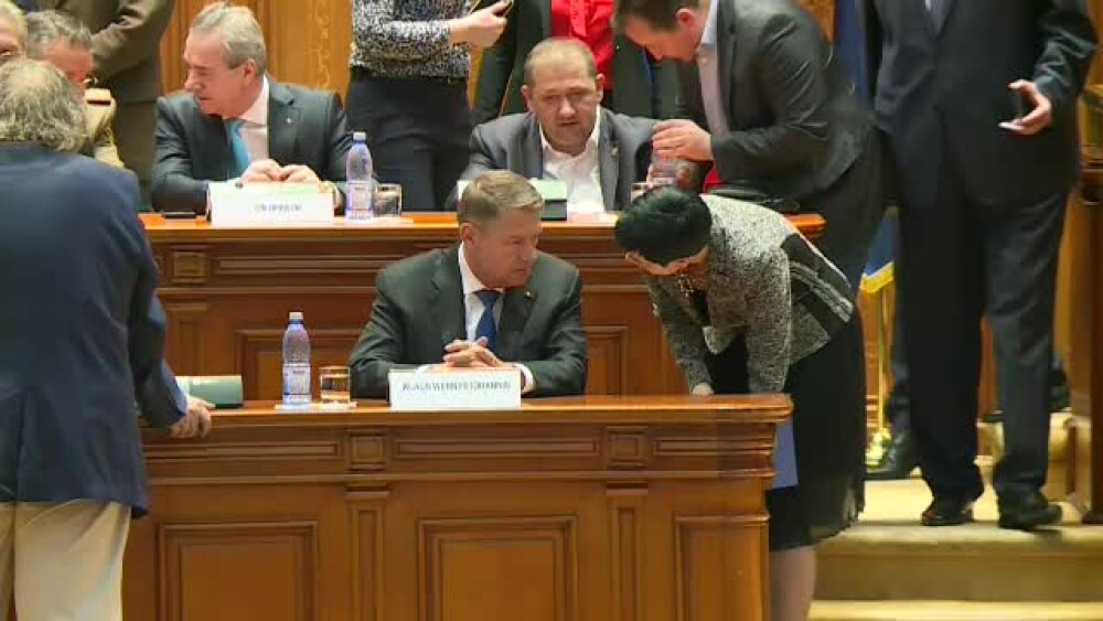 Iohannis, aplaudat și huiduit în Parlament, în ședința solemnă. Dăncilă: ”Îmi cer scuze” - Imaginea 5