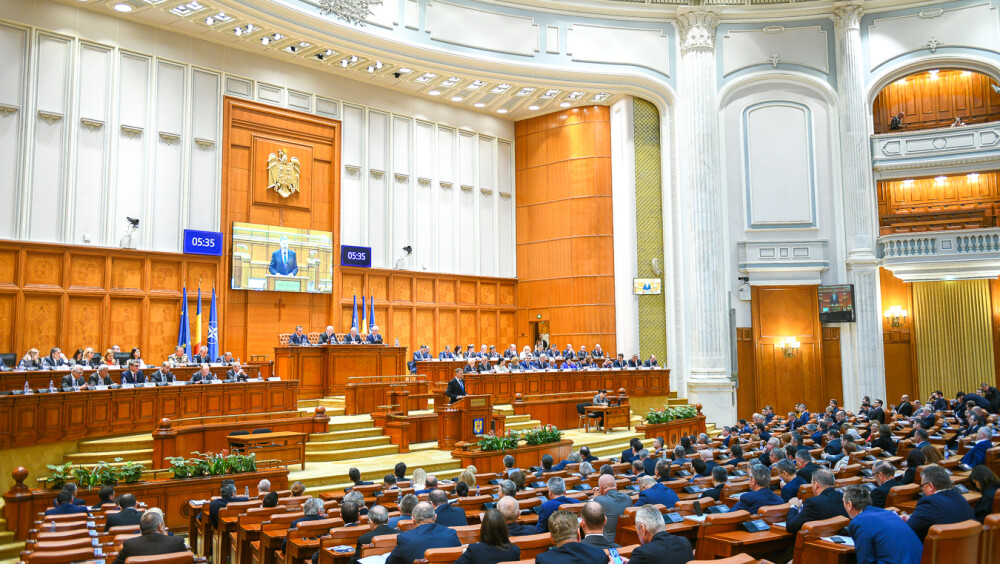 Iohannis, aplaudat și huiduit în Parlament, în ședința solemnă. Dăncilă: ”Îmi cer scuze” - Imaginea 12