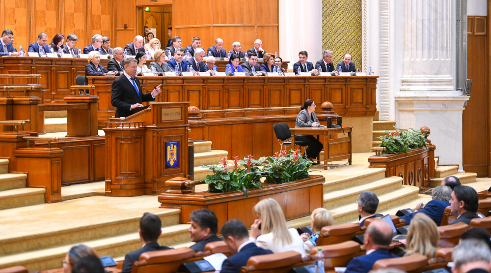 Iohannis, aplaudat și huiduit în Parlament, în ședința solemnă. Dăncilă: ”Îmi cer scuze” - Imaginea 11