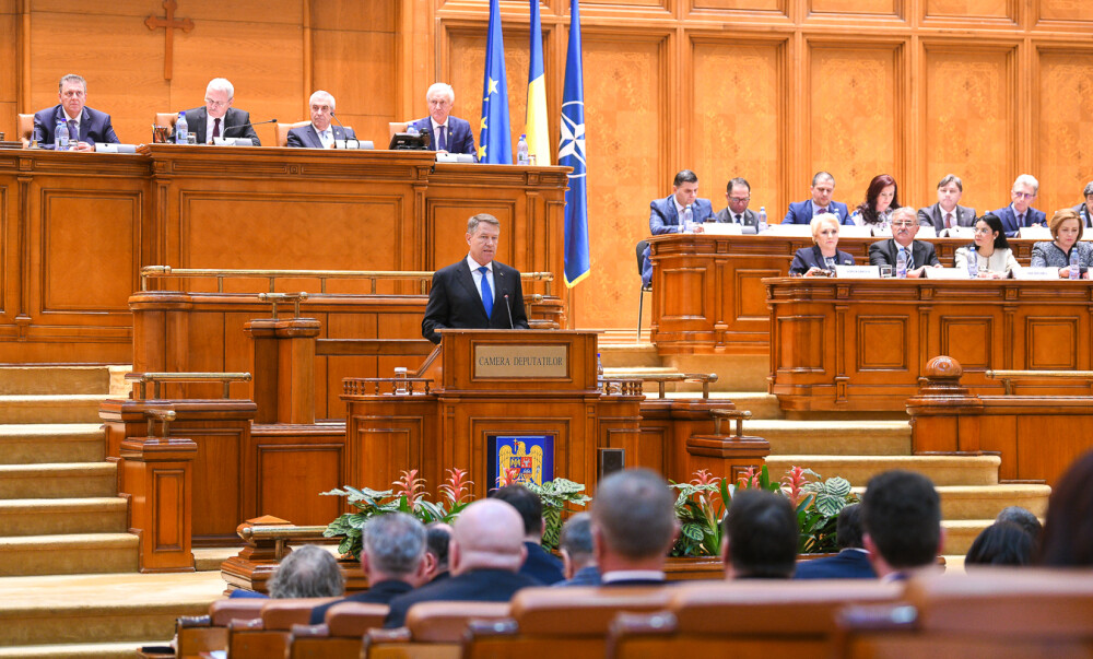 Iohannis, aplaudat și huiduit în Parlament, în ședința solemnă. Dăncilă: ”Îmi cer scuze” - Imaginea 10