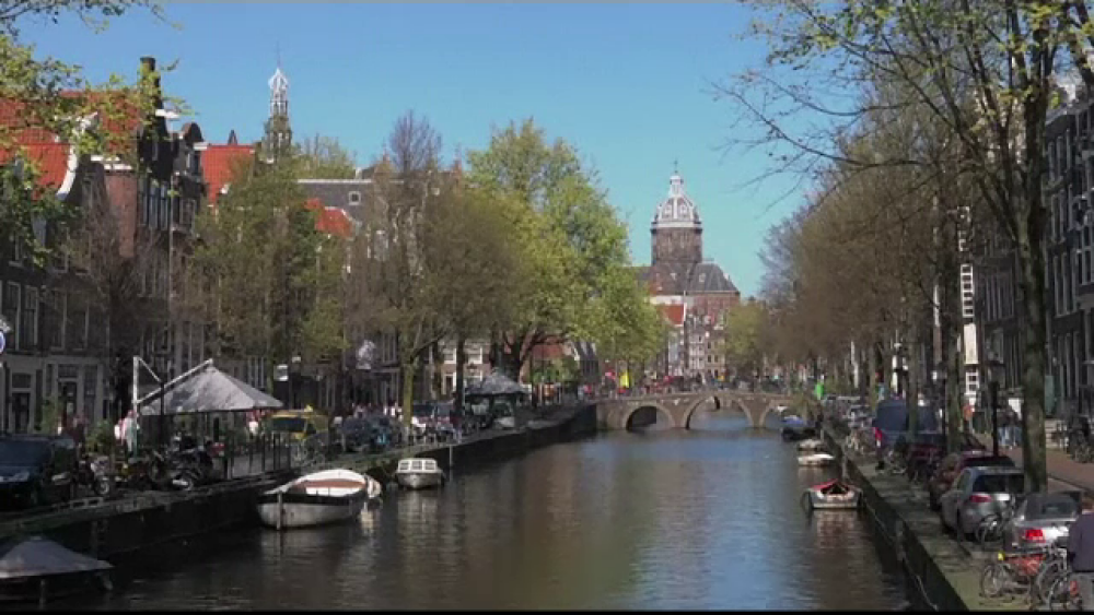 De ce vor fi interzise grupurile de turiști în Cartierul felinarelor roşii din Amsterdam - Imaginea 3