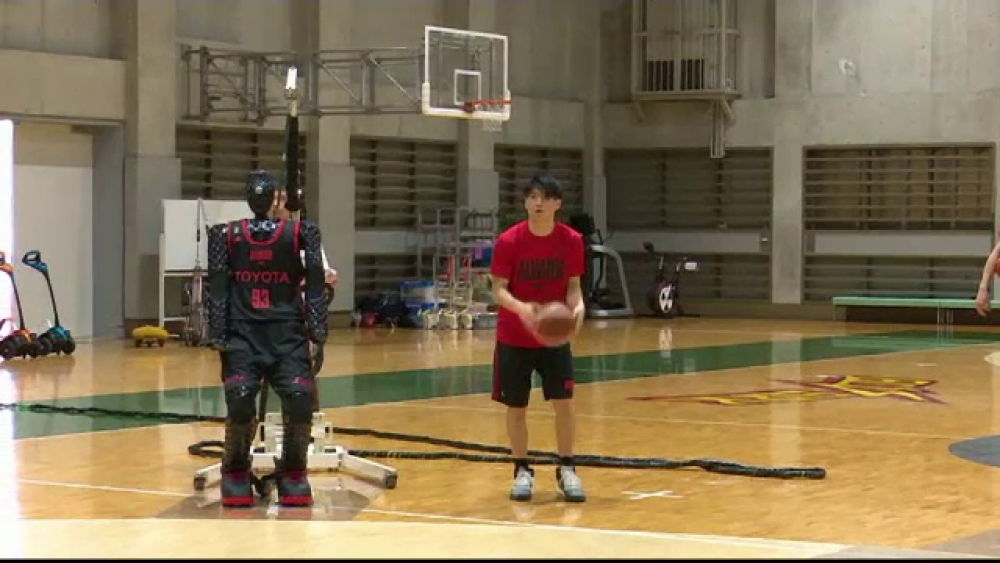 Jucători profesioniști de baschet, învinși de un robot la aruncările de 3 puncte - Imaginea 3
